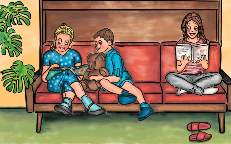 Kinderbuchillustration von drei Kindern auf einem roten Sofa: Zwei schauen gemeinsam ein Buch mit einem Teddybären an, während ein weiteres Kind daneben vertieft liest.